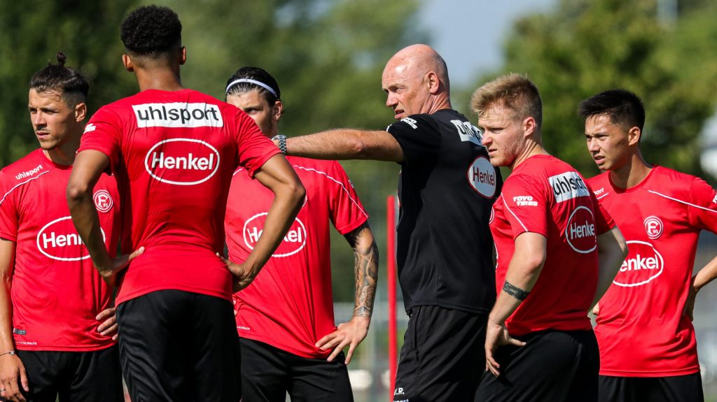 Fortuna-Trainer Uwe Rösler gibt die Richtung vor. Er arbeitet sehr eng mitSportvorstand Uwe Klein zusammen, um einen wettbewerbsfähigen Kader zu erhalten.
