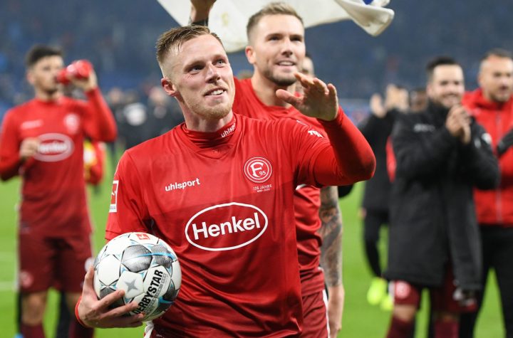 Rouwen Hennings jubelt über den Sieg und seine drei Tore im Frühjahr 2019 Auf Schalke. Foto: Horstmüller